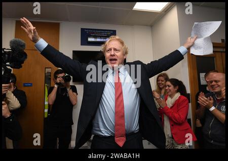 Immagine ©concessa in licenza a Parsons Media. 13/12/2019. Londra, Regno Unito. Boris Johnson vince le elezioni generali del 2019. Boris Johnson Election Night. Il primo ministro britannico Boris Johnson e il suo partner Carrie Symonds al quartier generale del Partito Conservatore dopo che Boris ottenne una maggioranza di 80 seggi alle elezioni generali del 2019. Foto di Andrew Parsons / Parsons Media Foto Stock