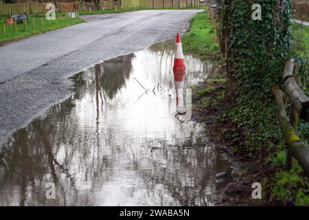 Dorney, Buckinghamshire, Regno Unito. 3 gennaio 2024. A seguito della forte pioggia di ieri, una strada a Dorney, nel Buckinghamshire, rimane oggi allagata. Credito: Maureen McLean/Alamy Live News Foto Stock