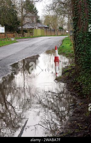 Dorney, Buckinghamshire, Regno Unito. 3 gennaio 2024. A seguito della forte pioggia di ieri, una strada a Dorney, nel Buckinghamshire, rimane oggi allagata. Credito: Maureen McLean/Alamy Live News Foto Stock