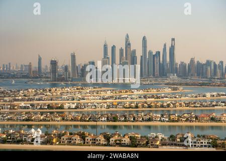 Vista aerea delle lussuose ville di Palm Island e dello skyline di Dubai Marina, Emirati Arabi Uniti. Cielo nebbioso, inquinamento dalla città. Skyline futuristico Foto Stock