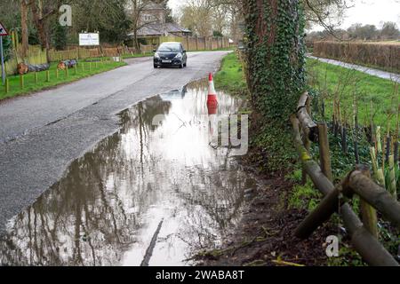 Dorney, Buckinghamshire, Regno Unito. 3 gennaio 2024. A seguito della forte pioggia di ieri, una strada a Dorney, nel Buckinghamshire, rimane oggi allagata. Credito: Maureen McLean/Alamy Live News Foto Stock