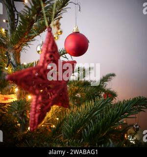 Primo piano di un ornamento o di un baule appeso ad un albero di natale. Foto Stock