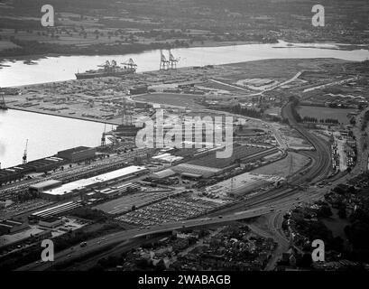 Vista ariale dei Southampton Western Docks con il recente porto container costruito in lontananza e la SS Canberra nel bacino di carenaggio King George V preso a metà degli anni '1980, Southampton, Hampshire, Inghilterra, Regno Unito Foto Stock