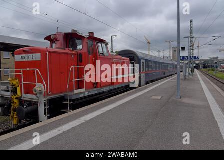 Un DB Class V 60 diesel shunter della Deutsche Bahn Railways presso la stazione principale di Stoccarda, che effettua una manovra su un treno notturno Nightjet, Germania, maggio 2023 Foto Stock