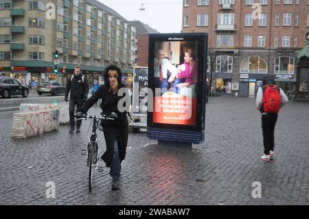 Copenaghen, Danimarca /03 gennaio 2024 / daniosh welfare message to antion of Denmarks social democrat prime Minister on billbaorde with seniorcitizen and messge reads We care them who care care after uas mean people of in social system sembra social democrat party dn PM message to danish Nation. (Foto: Francis Joseph Dean/Dean Pictures) Foto Stock