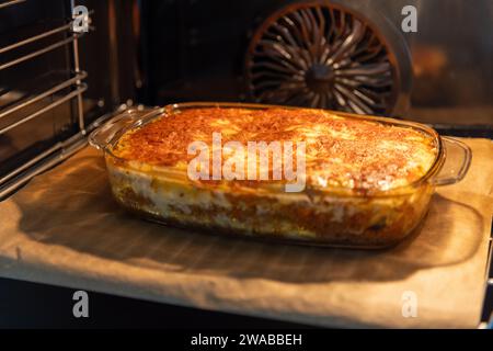 Cuocere lasagne italiane fatte in casa, con mozzarella in forno Foto Stock