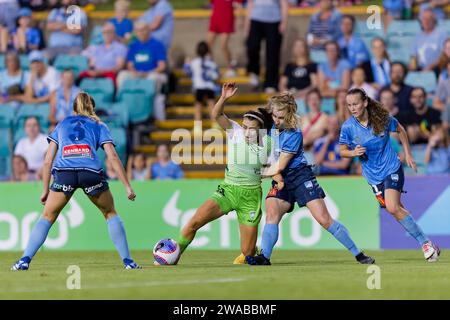 Sydney, Australia. 3 gennaio 2024. Taylor Ray di Sydney compete per il ballo con Deven Jackson di Canberra durante la partita di A-League tra Sydney FC e Canberra United a Leichhardt Oval il 3 gennaio 2024 a Sydney, Australia Credit: IOIO IMAGES/Alamy Live News Foto Stock