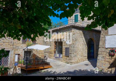 Passi nell antico borgo di Monticchiello, val d'Orcia, Val d'Orcia, Sito Patrimonio Mondiale dell'UNESCO, provincia di Siena, Toscana, Italia, Europa Foto Stock