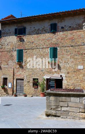 Passi nell antico borgo di Monticchiello, val d'Orcia, Val d'Orcia, Sito Patrimonio Mondiale dell'UNESCO, provincia di Siena, Toscana, Italia, Europa Foto Stock