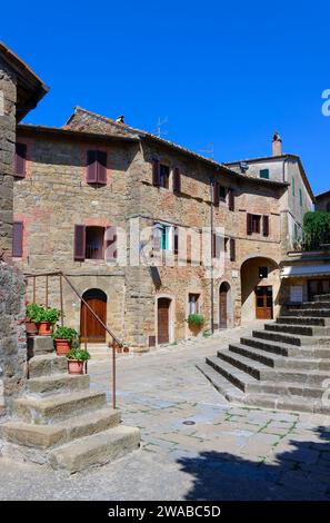 Passi nell antico borgo di Monticchiello, val d'Orcia, Val d'Orcia, Sito Patrimonio Mondiale dell'UNESCO, provincia di Siena, Toscana, Italia, Europa Foto Stock