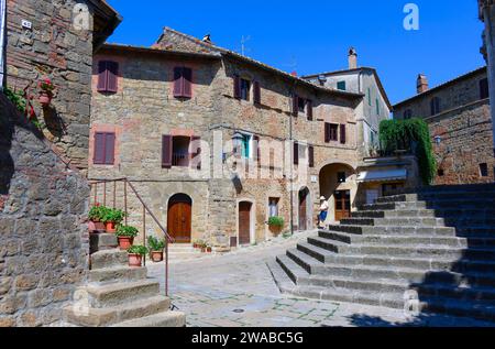 Passi nell antico borgo di Monticchiello, val d'Orcia, Val d'Orcia, Sito Patrimonio Mondiale dell'UNESCO, provincia di Siena, Toscana, Italia, Europa Foto Stock