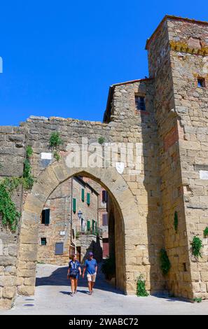 Porta Sant'Agata nel paese di Monticchiello, Val d'Orcia, Toscana, Ital Foto Stock