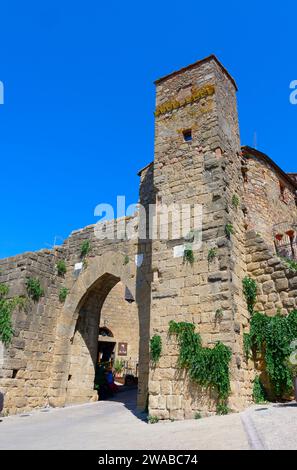 Porta Sant'Agata nel paese di Monticchiello, Val d'Orcia, Toscana, Ital Foto Stock