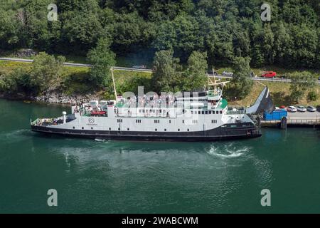 La nave da carico MF Bolsøy (i fiordi) passeggeri/RO-RO che si avvicina a Geiranger, Norvegia. Foto Stock