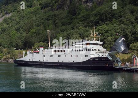 La nave da carico MF Bolsøy (i fiordi) passeggeri/RO-RO è ormeggiata a Geiranger, Norvegia. Foto Stock