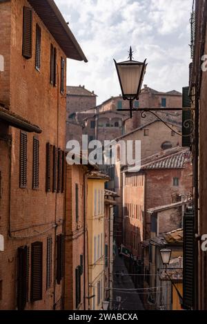 Da qualche parte nelle strade dell'antica Siena medievale, in Italia Foto Stock