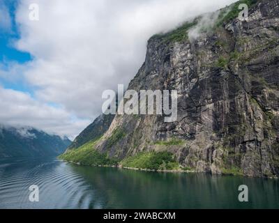 Massicce mura del fiordo a Geirangerfjorden vicino a Geiranger, Norvegia Foto Stock