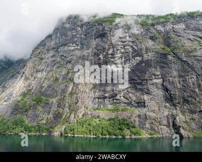 Massicce mura del fiordo a Geirangerfjorden vicino a Geiranger, Norvegia Foto Stock