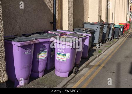 Grande sacco della spazzatura e cassonetti per il riciclaggio per vari raccolta selettiva in una strada laterale di Llandudno, Galles. Foto Stock