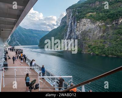 Le cascate delle sette Sorelle (dei sju systre) a Geirangerfjorden vicino a Geiranger, Norvegia, viste dalla MSC Euribia. Foto Stock