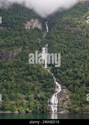 Cascata classica a Geirangerfjorden vicino a Geiranger, Norvegia Foto Stock
