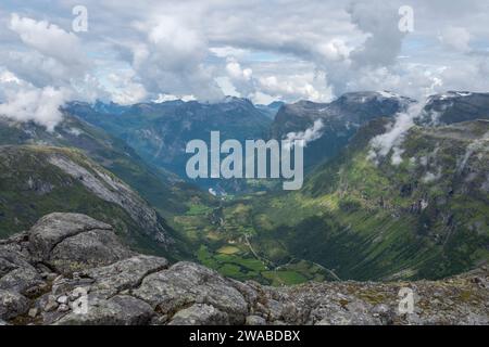 Vista panoramica dal punto panoramico di Dalsnibba verso la nave da crociera MSC Euribia ormeggiata nel fiordo norvegese di Geiranger, Norvegia. Foto Stock