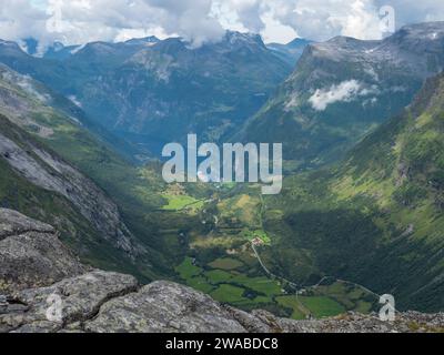 Vista dal punto panoramico di Dalsnibba verso la nave da crociera MSC Euribia ormeggiata nel fiordo norvegese di Geirangerfjord, Geiranger, Norvegia. Foto Stock