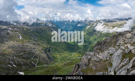 Vista panoramica dal punto panoramico di Dalsnibba verso la nave da crociera MSC Euribia ormeggiata nel fiordo norvegese di Geiranger, Norvegia. Foto Stock