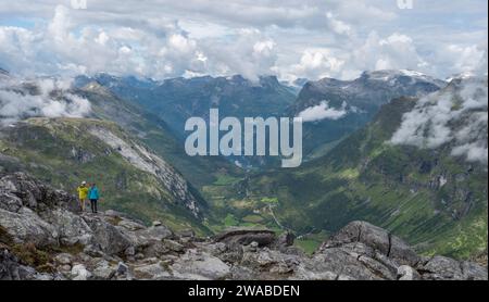 Vista panoramica dal punto panoramico di Dalsnibba verso la nave da crociera MSC Euribia ormeggiata nel fiordo norvegese di Geirangerfjord, Geiranger, Norvegia. Foto Stock