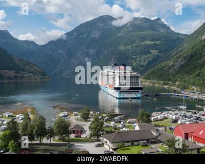 L'MSC Euribia ormeggiava nel fiordo norvegese Geiranger, Norvegia. Foto Stock