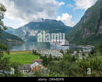 L'MSC Euribia ormeggiava nel fiordo norvegese Geiranger, Norvegia. Foto Stock