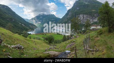 Vista panoramica della MSC Euribia ormeggiata nel fiordo norvegese di Geiranger, Norvegia. Foto Stock