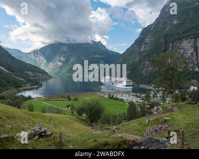 L'MSC Euribia ormeggiava nel fiordo norvegese Geiranger, Norvegia. Foto Stock