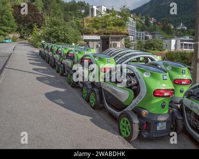 Linea di auto Renault Twizy presso eMobility Geiranger, un punto di noleggio auto elettriche a Geiranger, Norvegia. Foto Stock