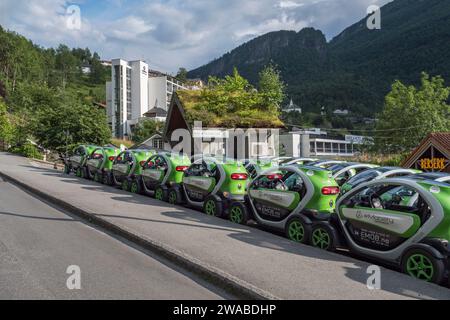 Linea di auto Renault Twizy presso eMobility Geiranger, un punto di noleggio auto elettriche a Geiranger, Norvegia. Foto Stock