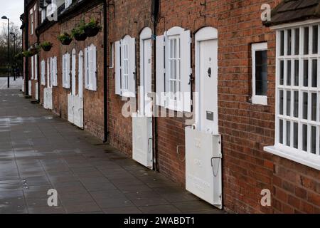 Cottage sul mare con barriere di inondazione, Stratford-upon-Avon, Warwickshire, Inghilterra, Regno Unito Foto Stock