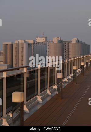 Gli edifici di Abu Dhabi sono visti dal ponte superiore di una nave da crociera Foto Stock