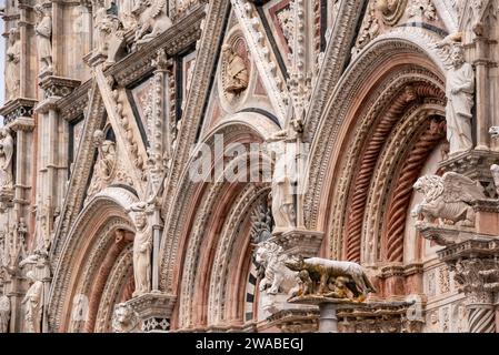 Grande portale gotico della Cattedrale di Siena in Italia Foto Stock