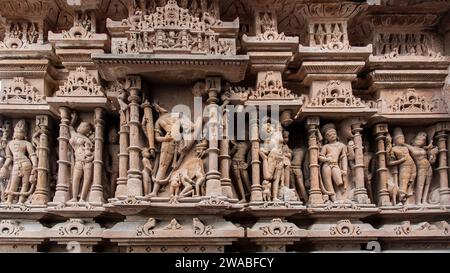 I templi Osiani, situati nel Rajasthan, in India, sono un gruppo di antichi templi indù e giainisti. Sculture di divinità indù e dee sulle pareti Foto Stock