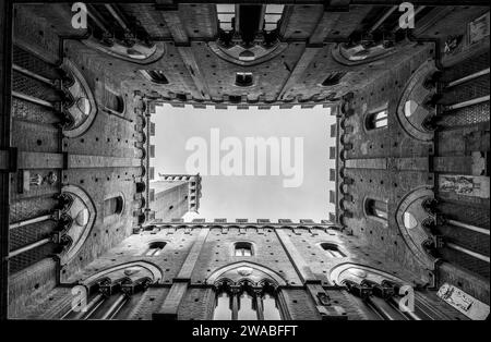 Il cortile del Palazzo pubblico nel centro di Siena Foto Stock