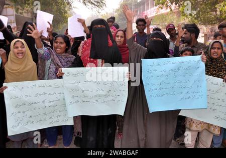 I residenti di Qasimabad stanno organizzando una manifestazione di protesta contro l'alta manovrabilità della polizia, al club stampa di Hyderabad mercoledì 3 gennaio 2024. Foto Stock