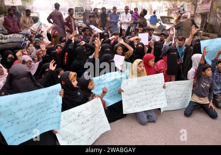 I residenti di Qasimabad stanno organizzando una manifestazione di protesta contro l'alta manovrabilità della polizia, al club stampa di Hyderabad mercoledì 3 gennaio 2024. Foto Stock