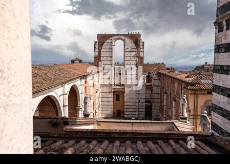 Transetto incompiuto della prevista cattedrale ampliata di Siena, visto dal tetto della cattedrale, Italia Foto Stock