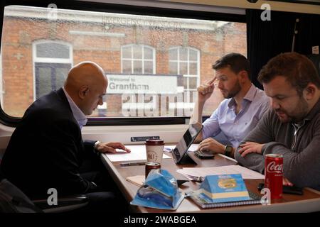 Immagine ©concessa in licenza a Parsons Media. 02/10/2021. Londra, Regno Unito. Il primo ministro Boris Johnson visita l'infermeria generale di Leeds. Il Segretario di Stato per la salute e l'assistenza sociale Sajid Javid prepara il suo discorso di conferenza mentre è sul treno per Leeds per visitare l'infermeria generale di Leeds in vista della conferenza del partito conservatore a Manchester. Foto di Andrew Parsons / Parsons Media Foto Stock