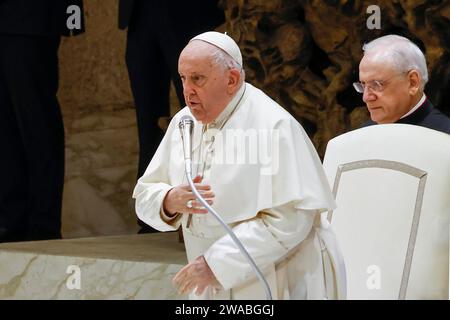 Città del Vaticano, città del Vaticano. 3 gennaio 2024. Papa Francesco partecipa alla sua udienza generale settimanale nella sala Paolo vi in Vaticano, il 3 gennaio 2024. Credito: Riccardo De Luca - Update Images/Alamy Live News Foto Stock