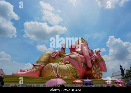 Statua gigante rosa di ganesha wat Samarn, Chachoengsao, Thailandia. Ganesha, nota anche come Ganapati, Vinayaka, Pillaiyar e Binayak, è uno dei più noti An Foto Stock