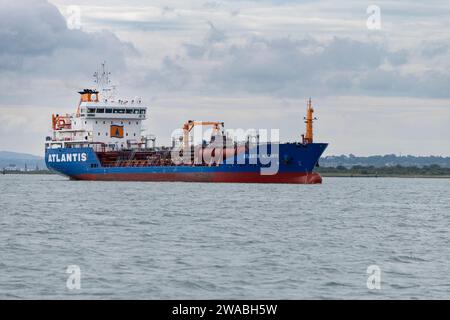 Atlantis Tankers Group Oil Tanker Atlantis Alicante presso la Fawley Oil Refinery di Southampton Water Hampshire, nel sud dell'Inghilterra. Foto Stock