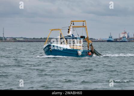 Peschereccio commerciale Seacrest SU349che si dirige lungo Southampton Water, vicino alla Fawley Oil Refinery nell'Hampshire, Inghilterra meridionale Foto Stock