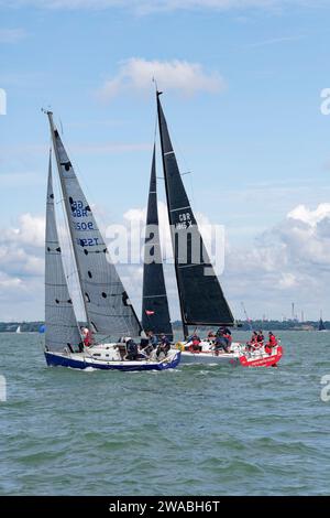 Due yacht a vela GBR90227 Touchpaper, un Corby e GBR1815X Fujitsu British Soldier un Jeanneau Sunfast 3600 a pochi passi durante una gara di barche a vela Foto Stock