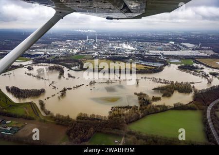 Marl, Nordrhein-Westfalen, Deutschland - Hochwasser an der Lippe, Fluss im Ruhrgebiet, hinten Chemiepark Marl. A Haltern-Lippramsdorf und Marl, kurz Halima, wurden auf 5,6 km Länge die Hochwasserschutzdeiche erneuert. Die bestehenden Deiche am Nord- und Südufer der Lippe wurden durch neue, zurückverlegte Deiche ersetzt. Es entstand eine Auenfläche von rund 60 ha. Marl Nordrhein-Westfalen Deutschland **** Marl, Renania settentrionale-Vestfalia, Germania inondazioni sul fiume Lippe, fiume nella zona della Ruhr, dietro il Marl Chemical Park di Haltern Lippramsdorf e Marl, Halima, in breve, la diga di protezione dalle inondazioni Foto Stock